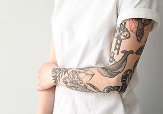 Tattoos und Piercings: Richtige Pflege für gestresste Haut